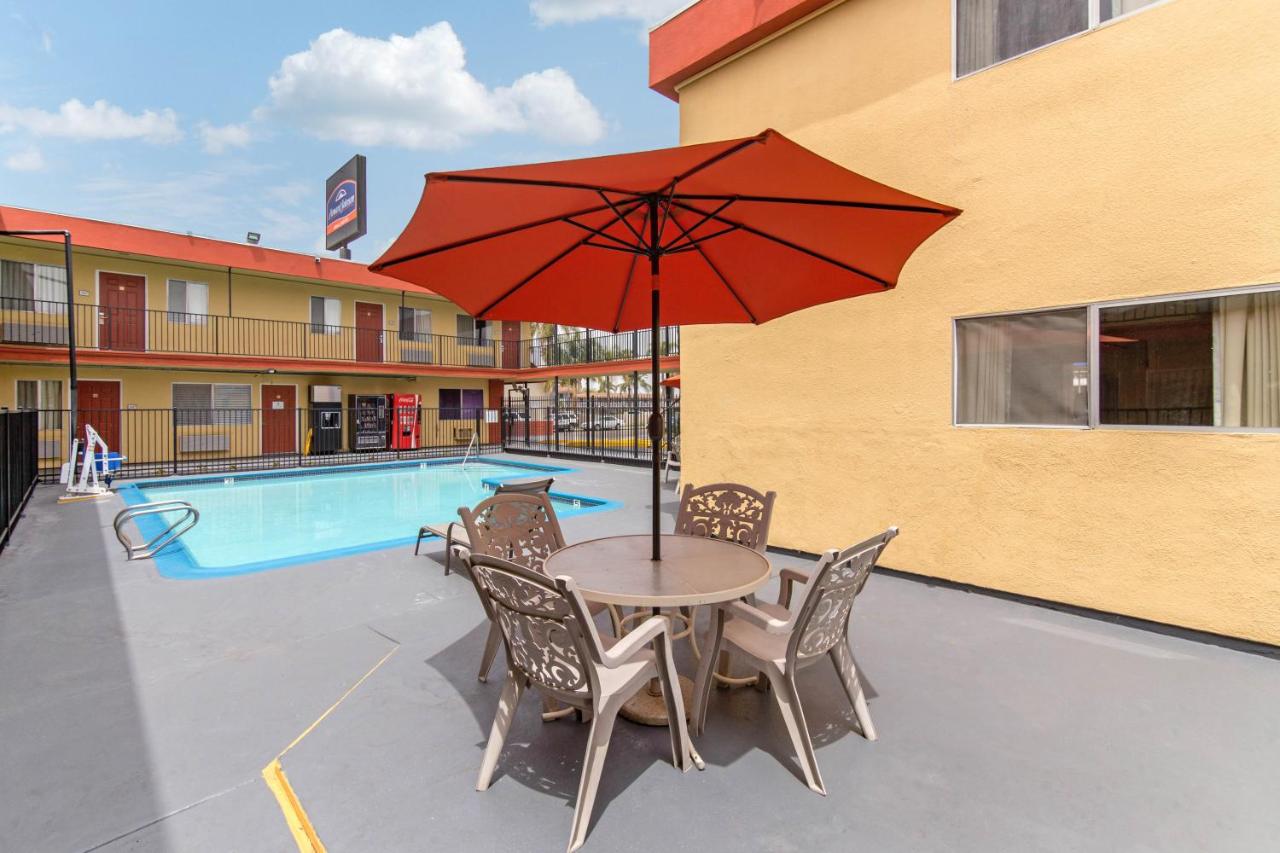 | Howard Johnson by Wyndham, Chula Vista/San Diego Hotel & Suites