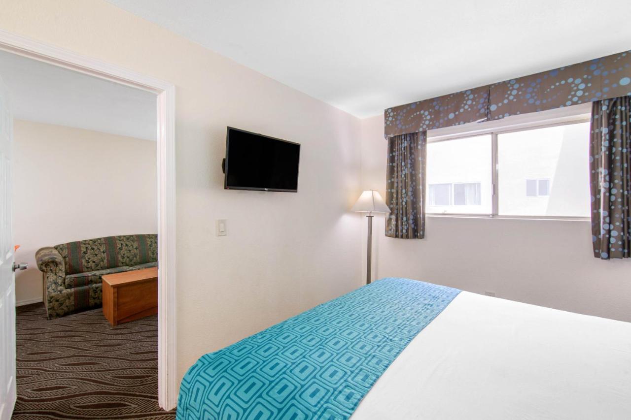 | Howard Johnson by Wyndham, Chula Vista/San Diego Hotel & Suites