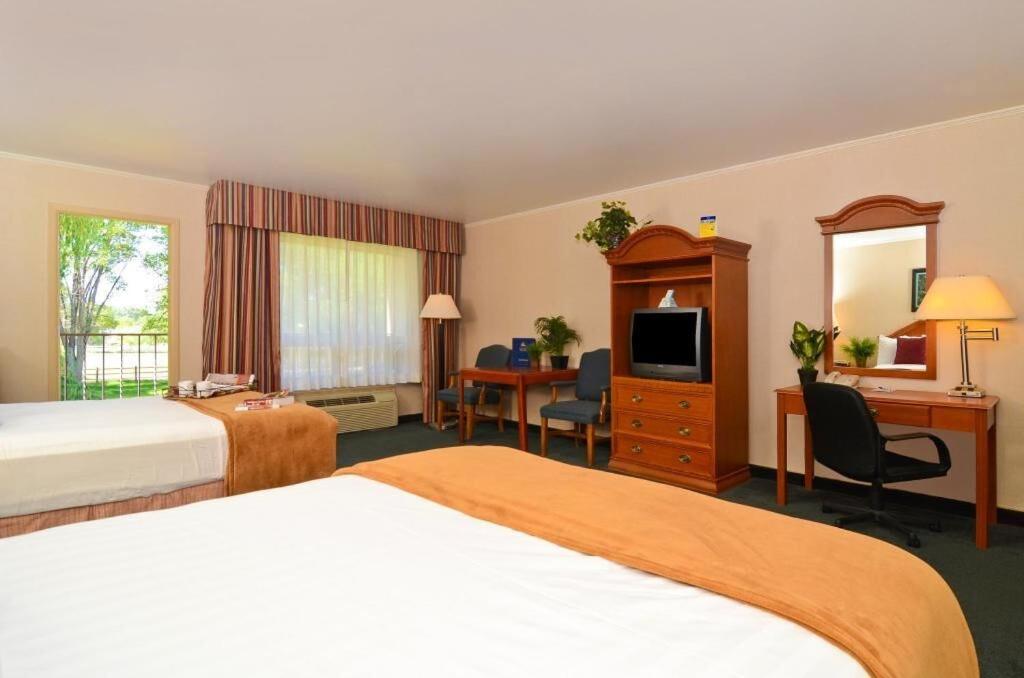 | Red Arrow Inn & Suites