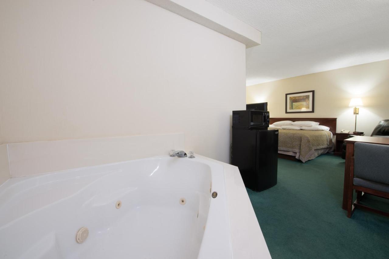 | Super 8 by Wyndham Richmond