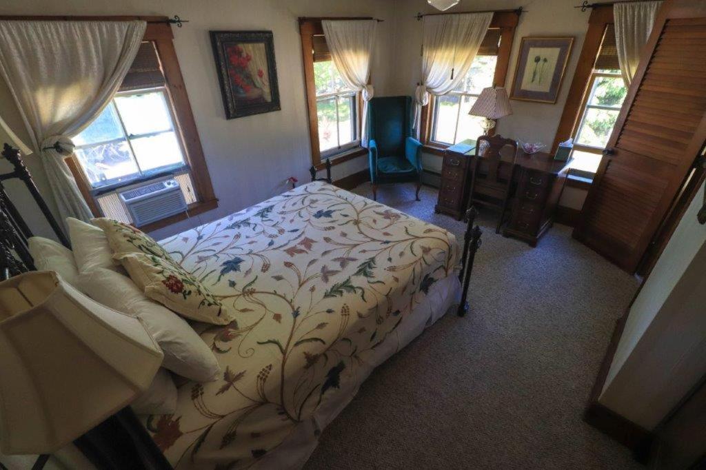 | Follansbee Inn