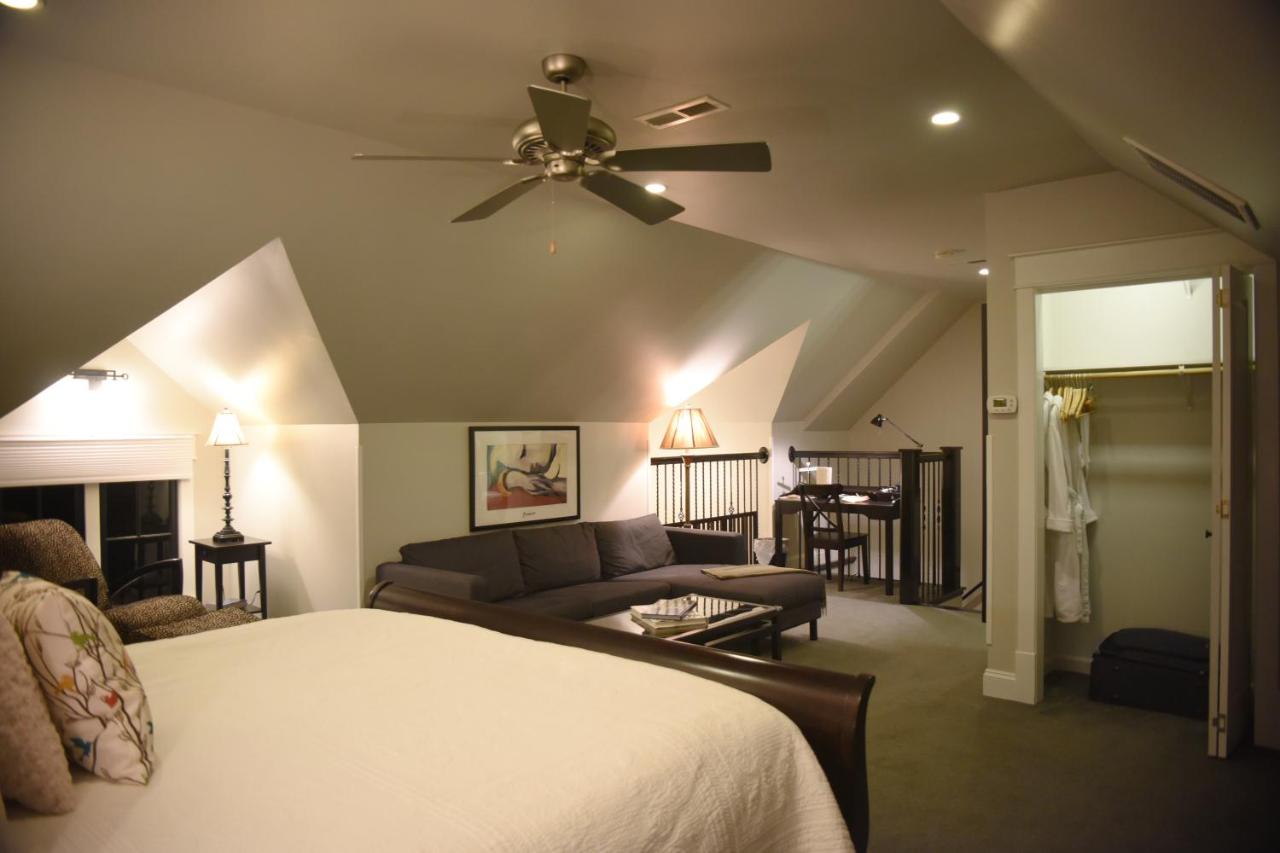 | Black Lantern Inn