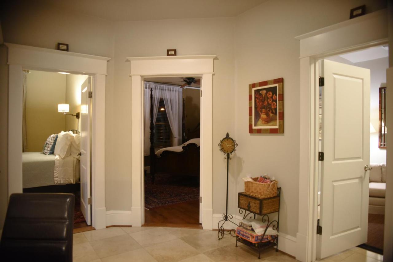 | Black Lantern Inn
