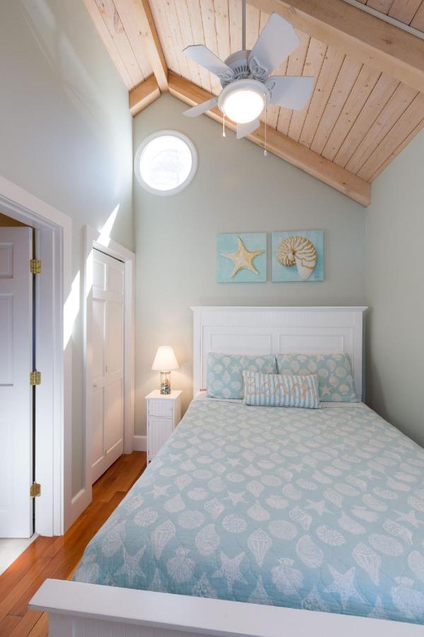 Standard Queen Room at Sheepscot Harbour Village Resort