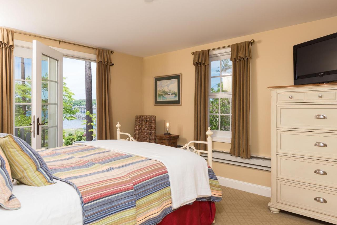 Deluxe Queen Suite at Sheepscot Harbour Village Resort