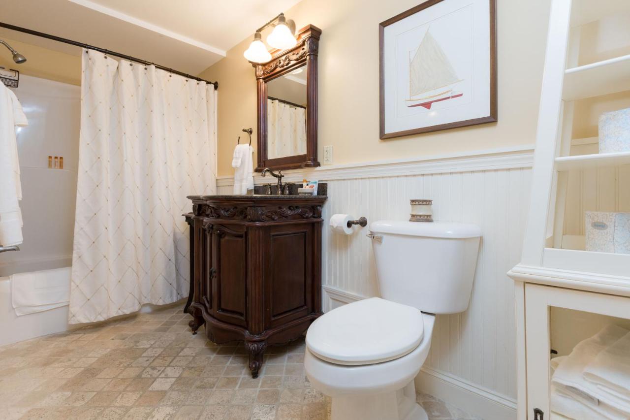 Deluxe Queen Suite at Sheepscot Harbour Village Resort