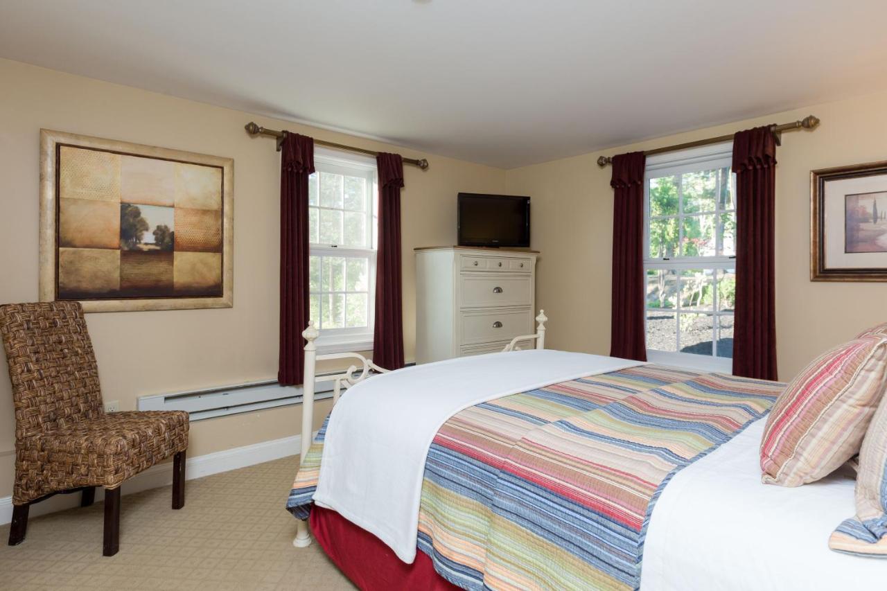 Deluxe Queen Suite at Sheepscot Harbour Village Resort