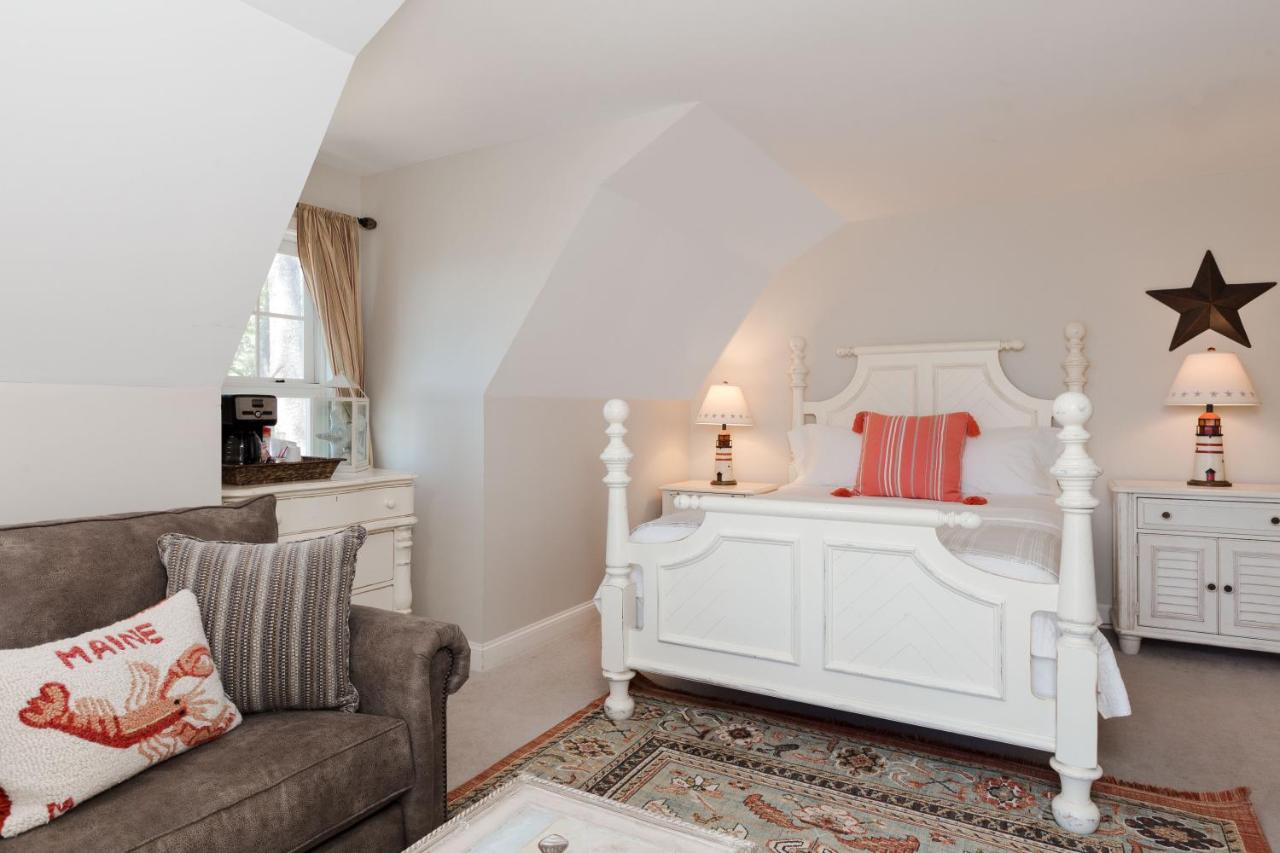 Queen Room with Balcony at Sheepscot Harbour Village Resort