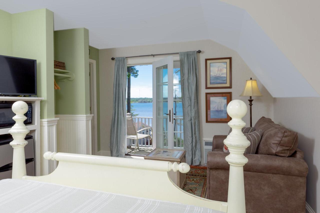 Queen Room with Balcony at Sheepscot Harbour Village Resort