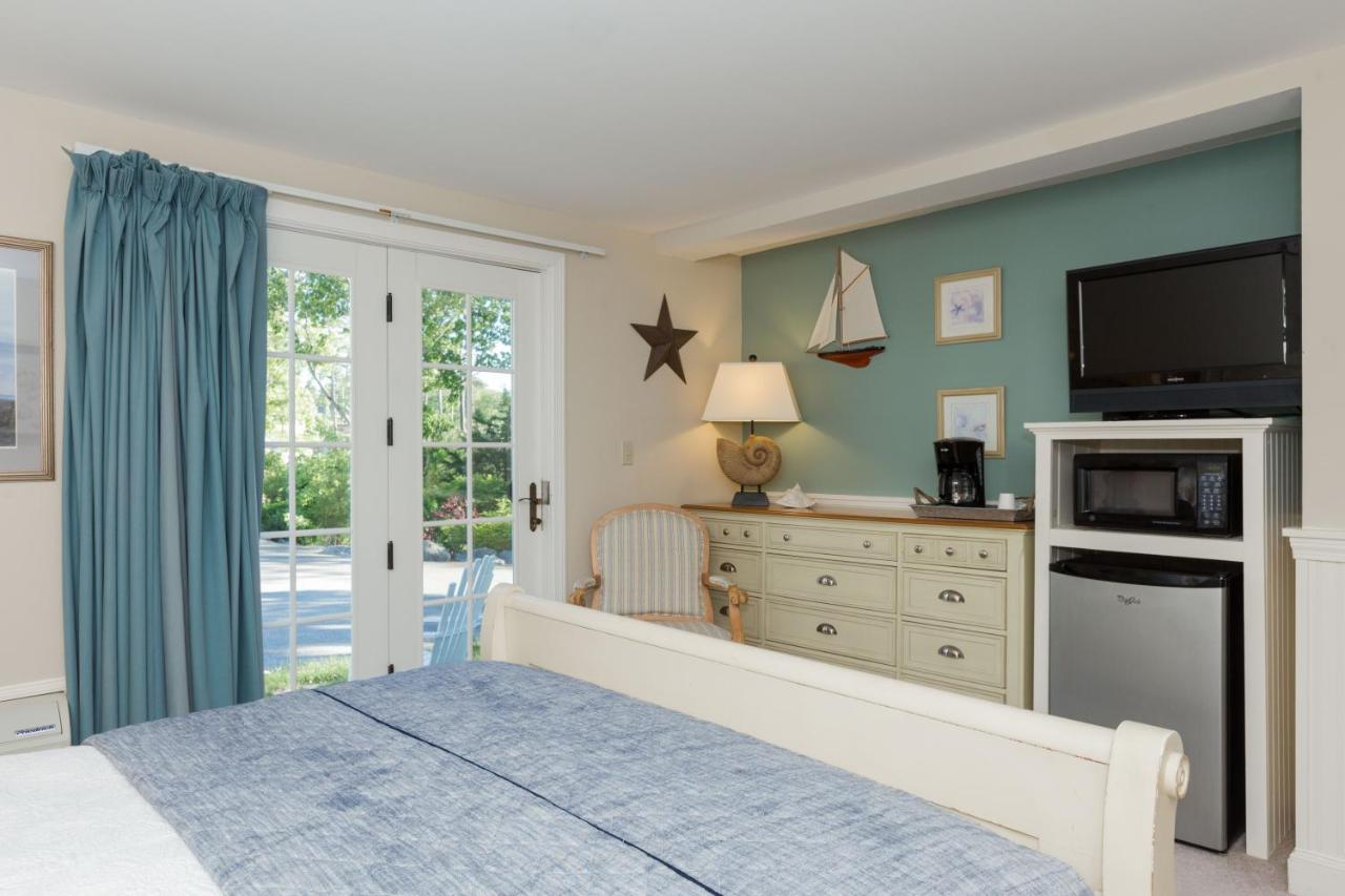 Queen Room at Sheepscot Harbour Village Resort