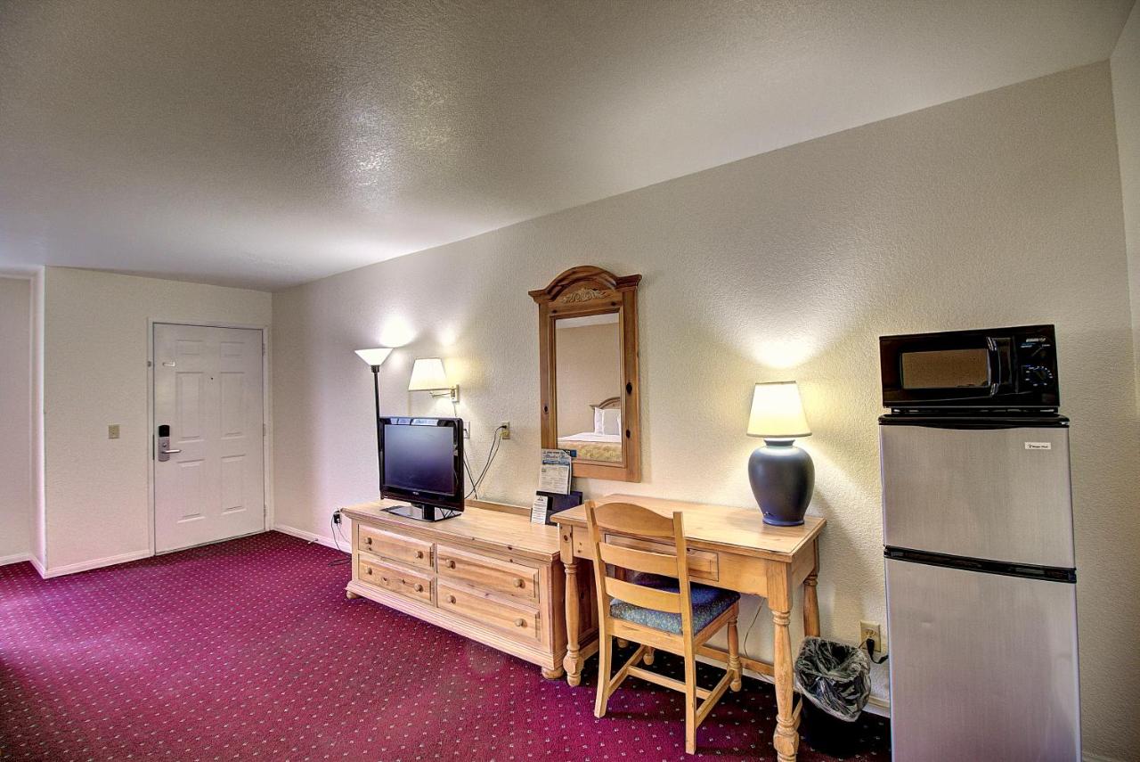 | Days Inn & Suites by Wyndham Lolo
