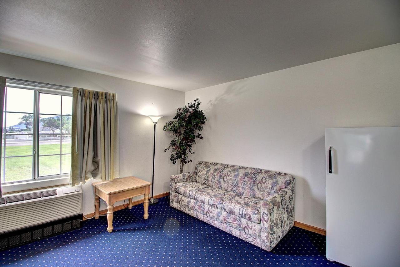 | Days Inn & Suites by Wyndham Lolo