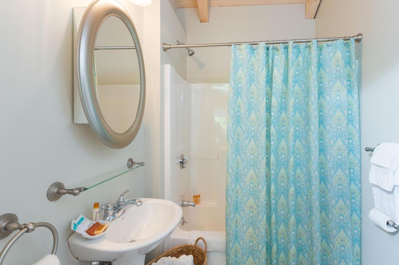 Deluxe Queen Room at Sheepscot Harbour Village Resort