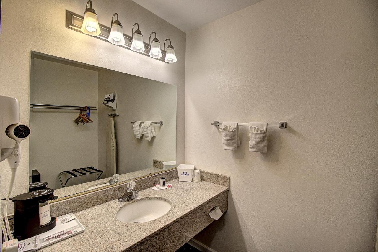 | Days Inn & Suites by Wyndham Lolo