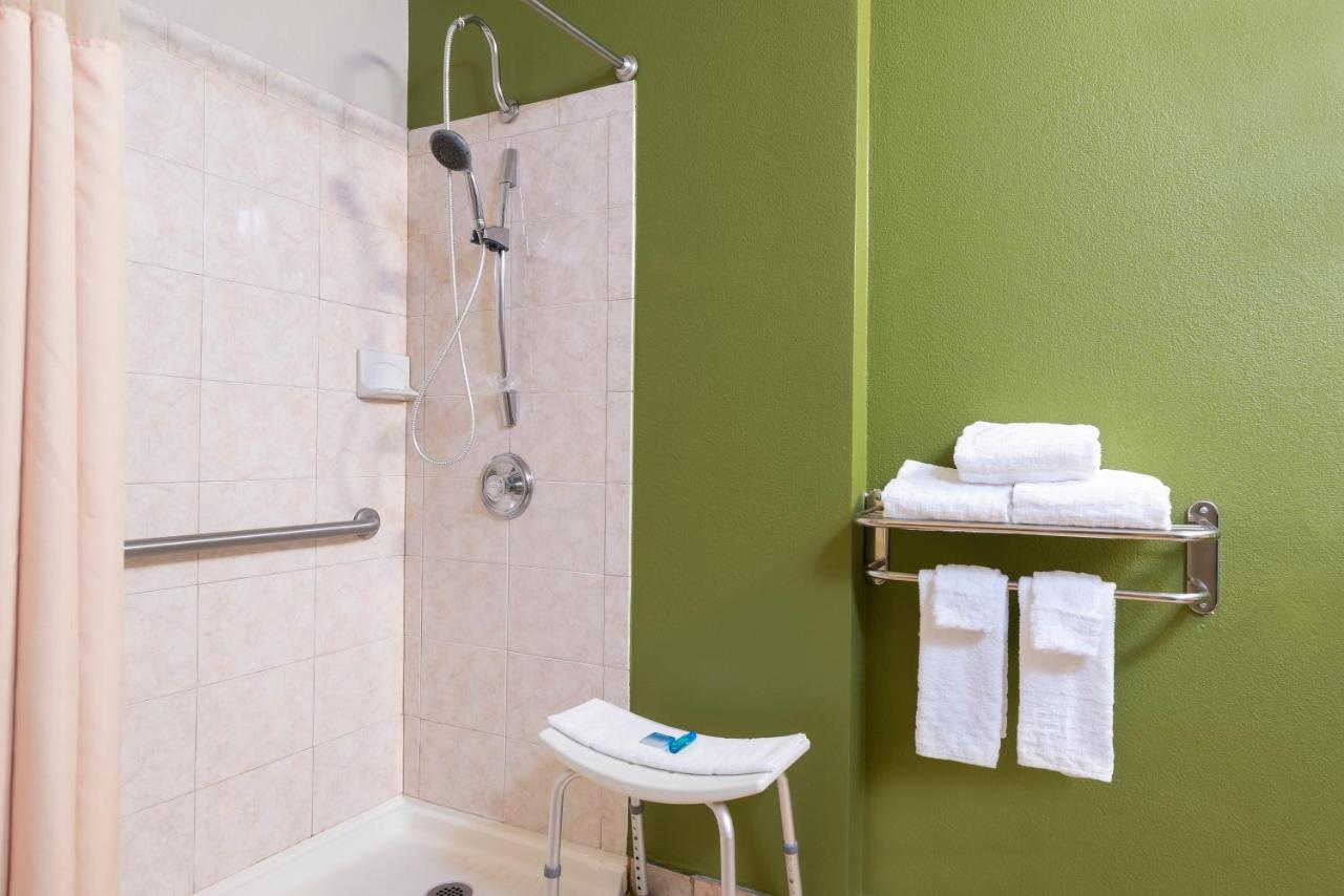 King Room with Roll-In Shower - Mobility Access/Non-Smoking at Best Western Dutch Valley Inn