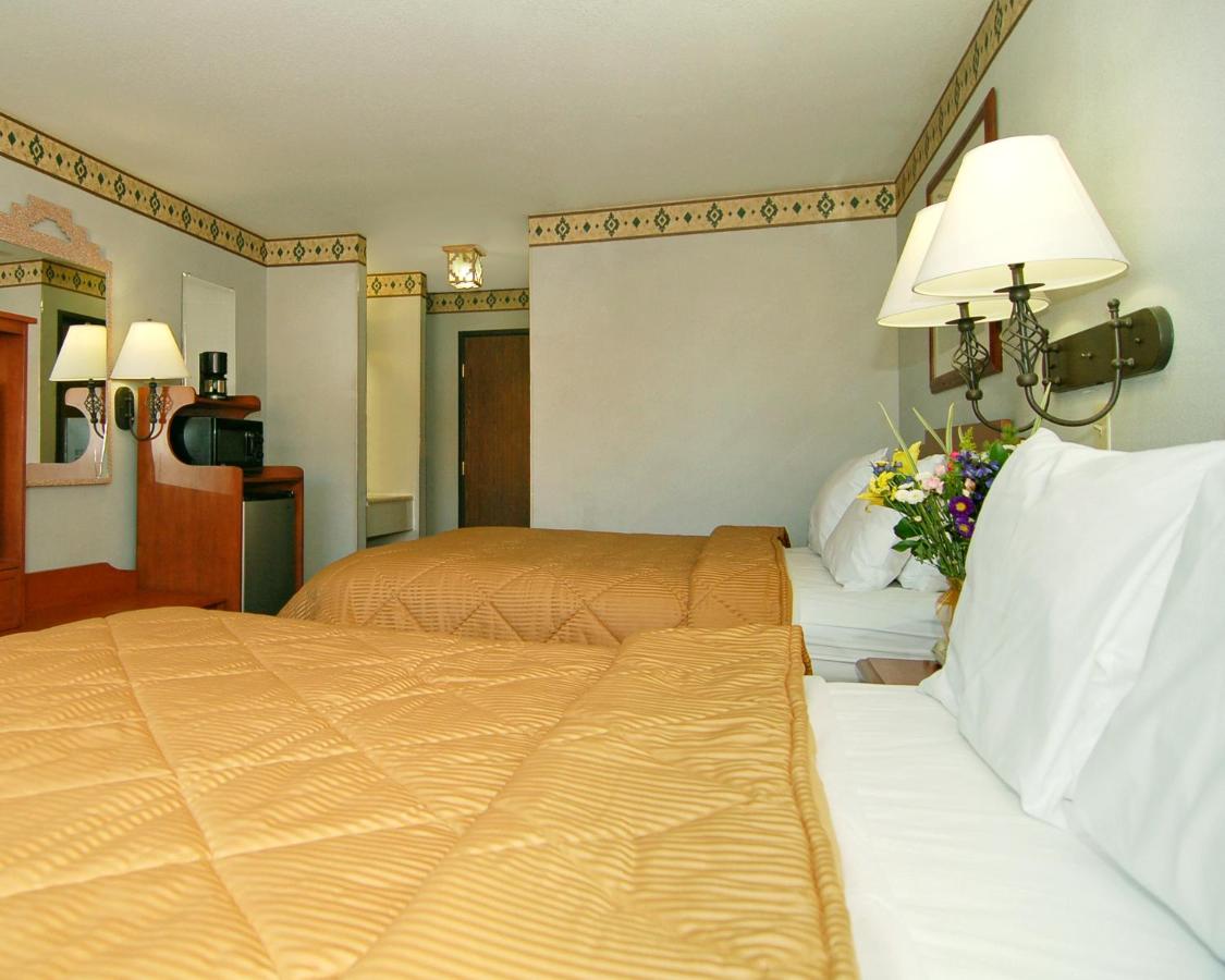 Queen Room with Two Queen Beds - Non-Smoking at Econo Lodge Las Cruces University Area