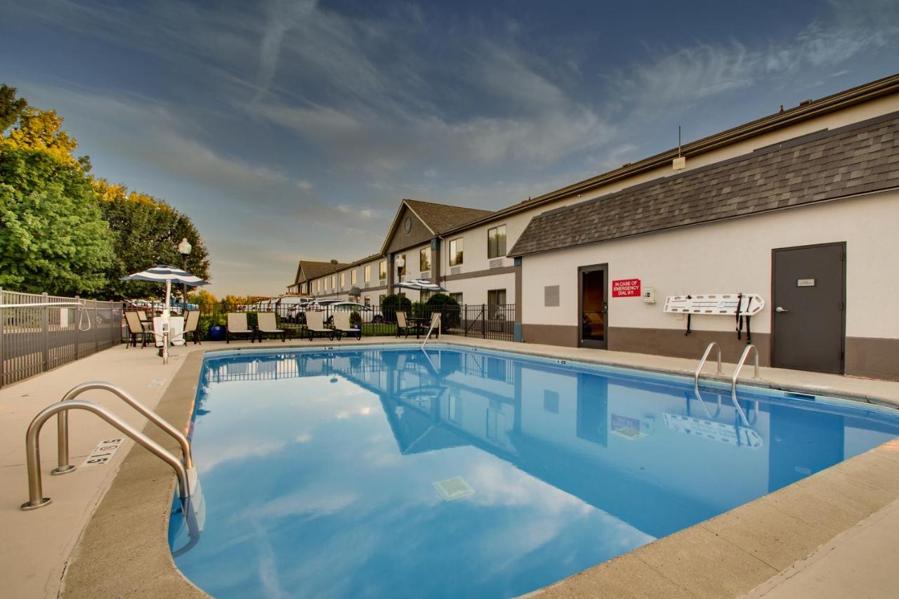 | Wingfield Inn & Suites