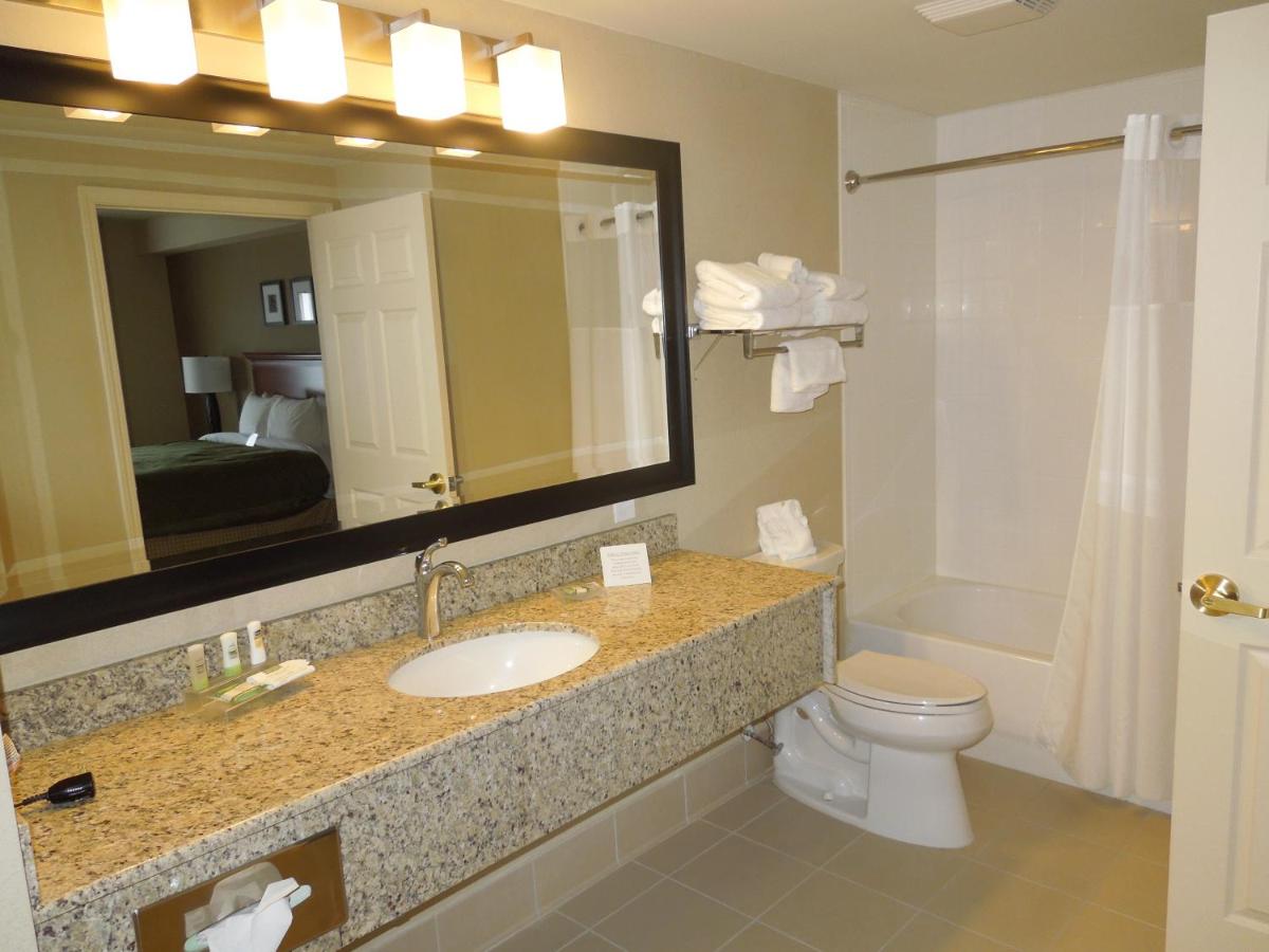 King Suite at Country Inn & Suites by Radisson, Buffalo South I-90, NY