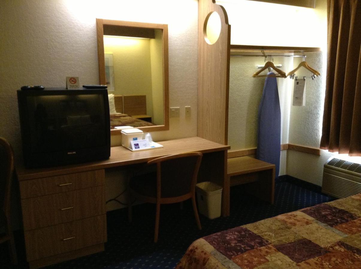 Queen Room at Econo Lodge Denver International Airport
