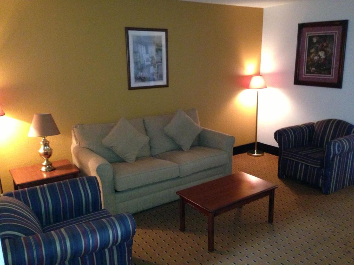 King Suite at Brentwood Inn & Suites
