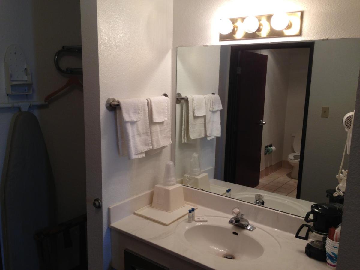 King Suite at Brentwood Inn & Suites