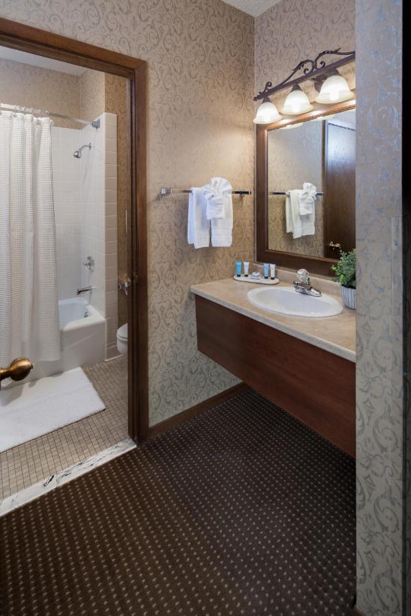  | Grand Gateway Hotel
