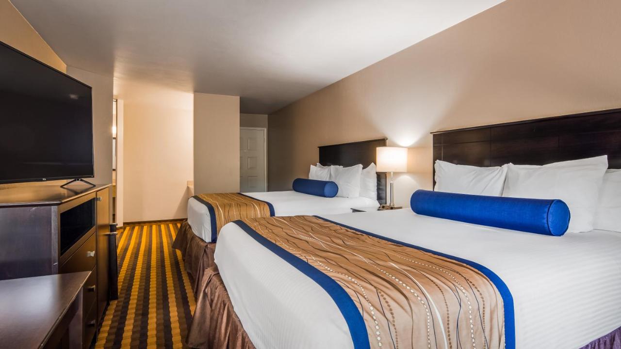 Superior Quadruple Suite with Balcony - Non-Smoking at Best Western New Oregon