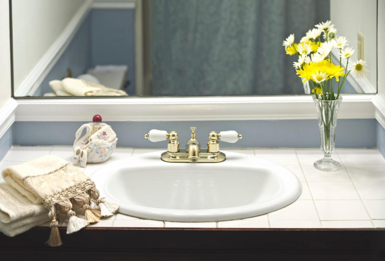 | Anne's White Columns Inn