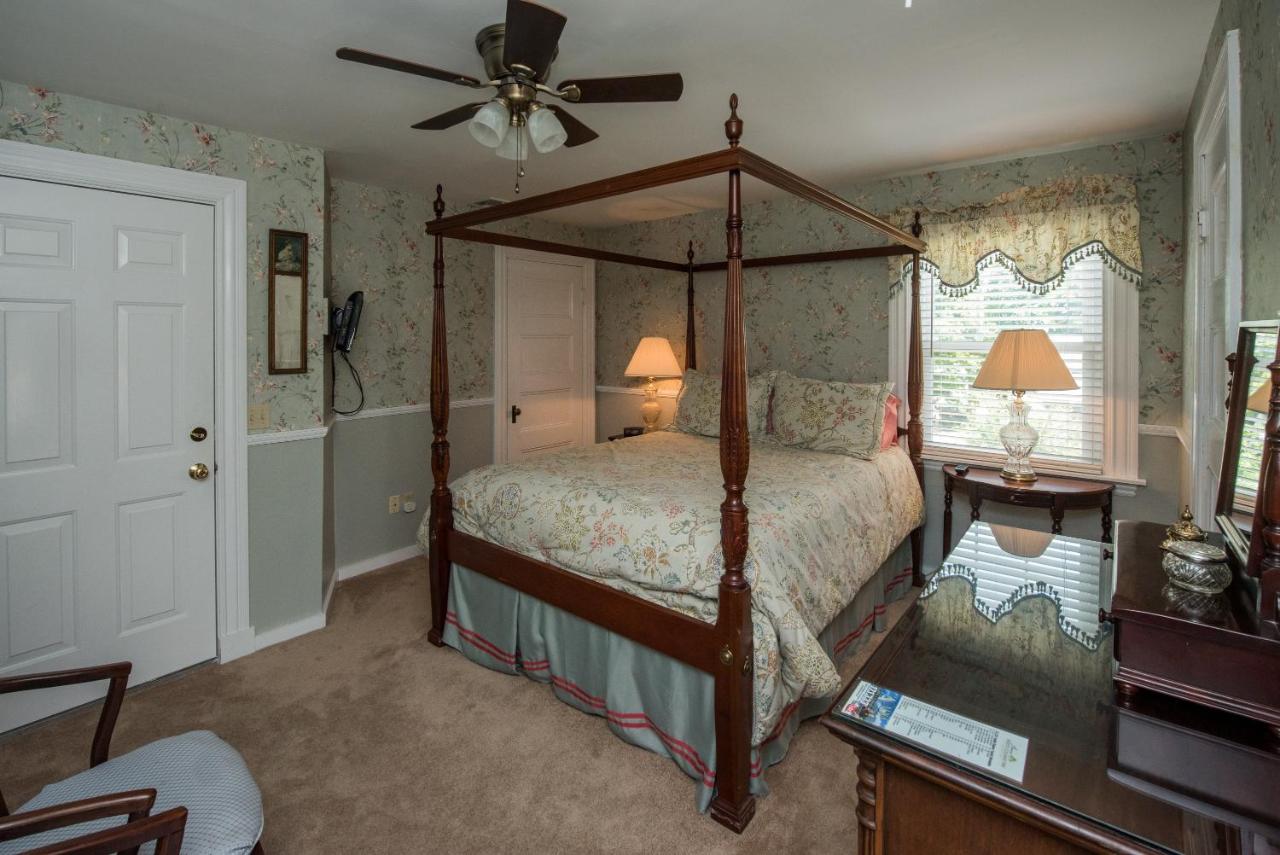 | Anne's White Columns Inn