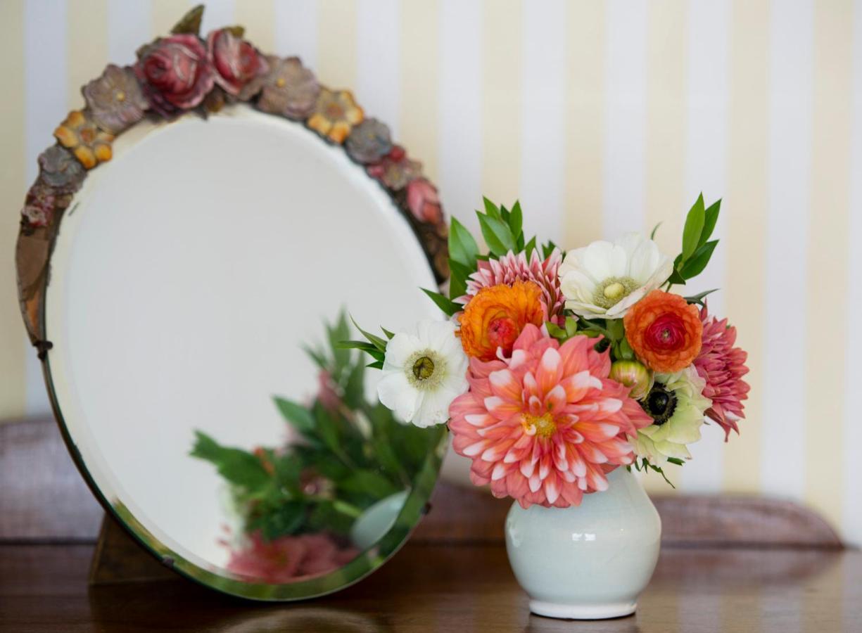 | Anne's White Columns Inn