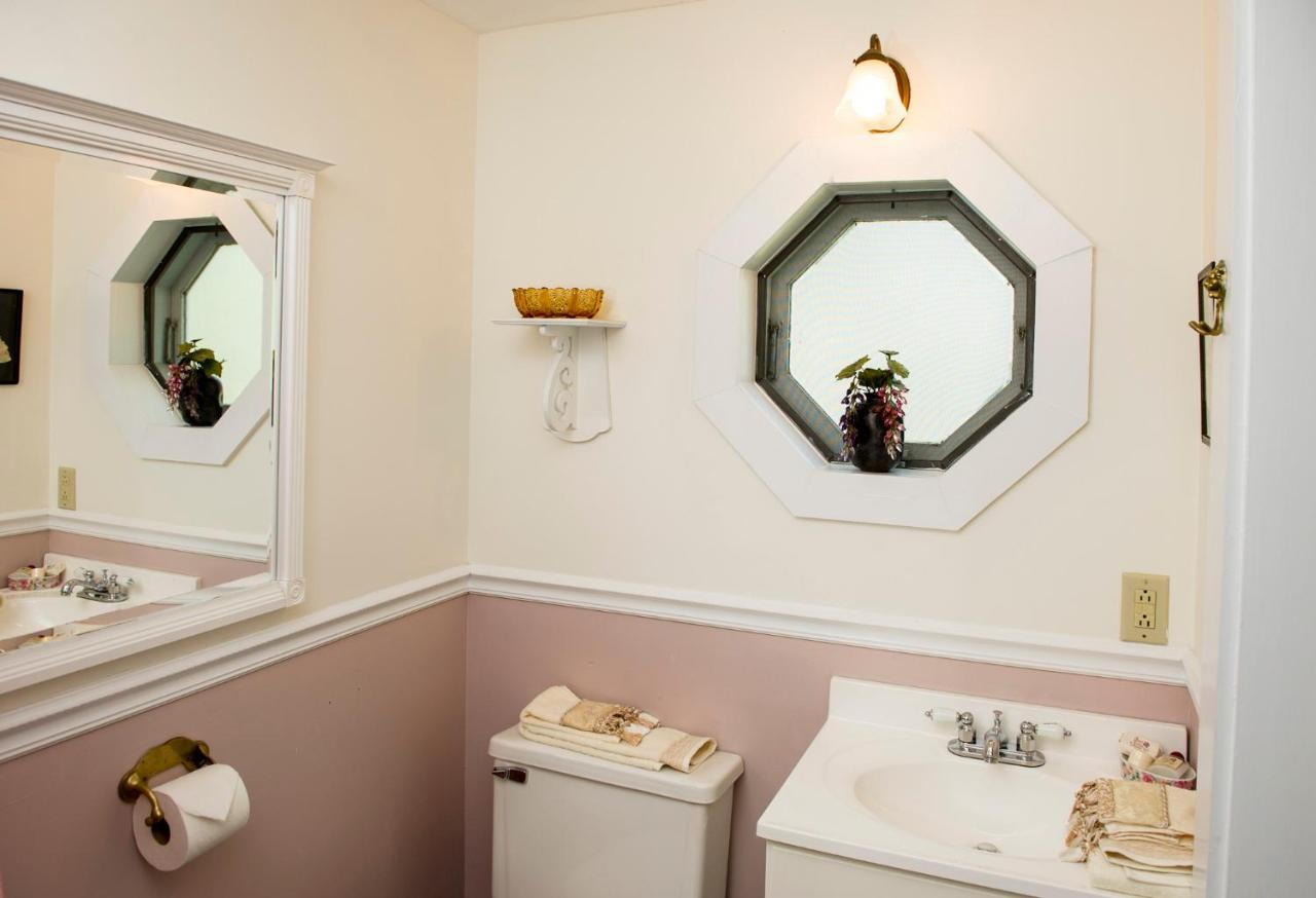 | Anne's White Columns Inn