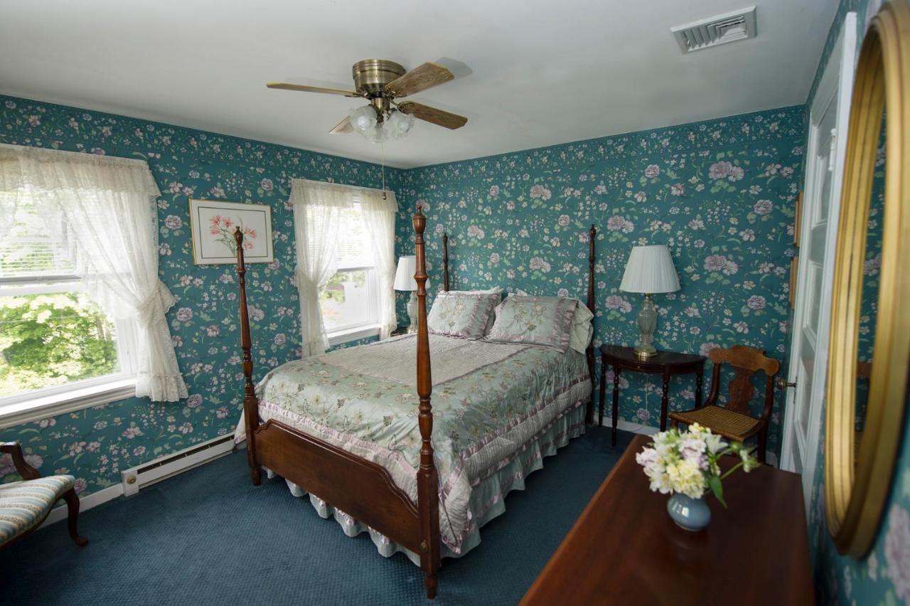 | Anne's White Columns Inn
