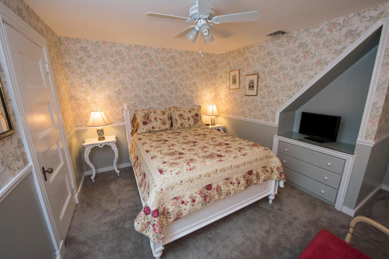 | Anne's White Columns Inn