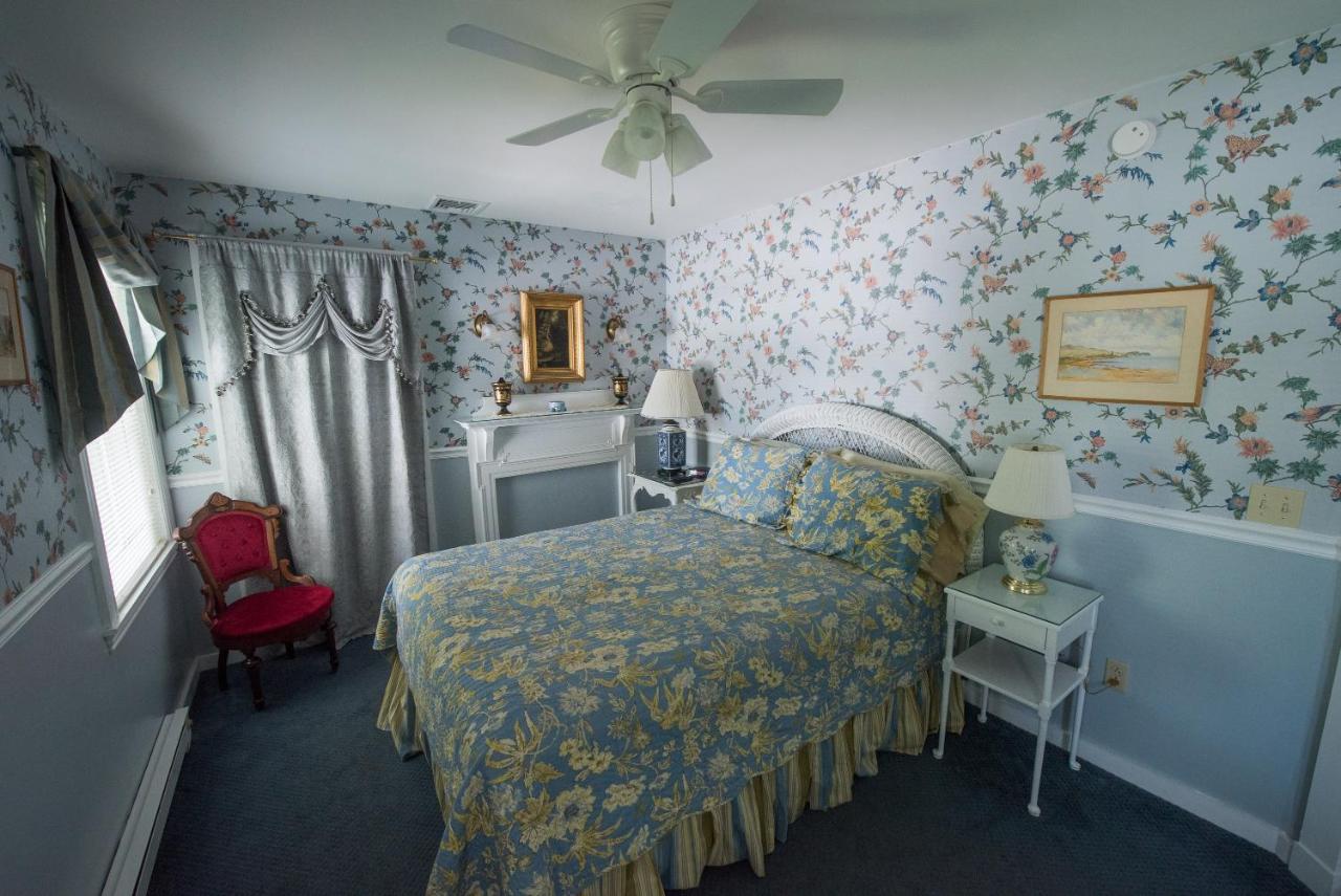 | Anne's White Columns Inn
