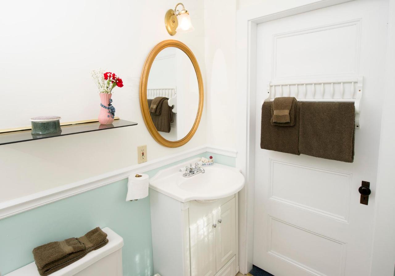 | Anne's White Columns Inn