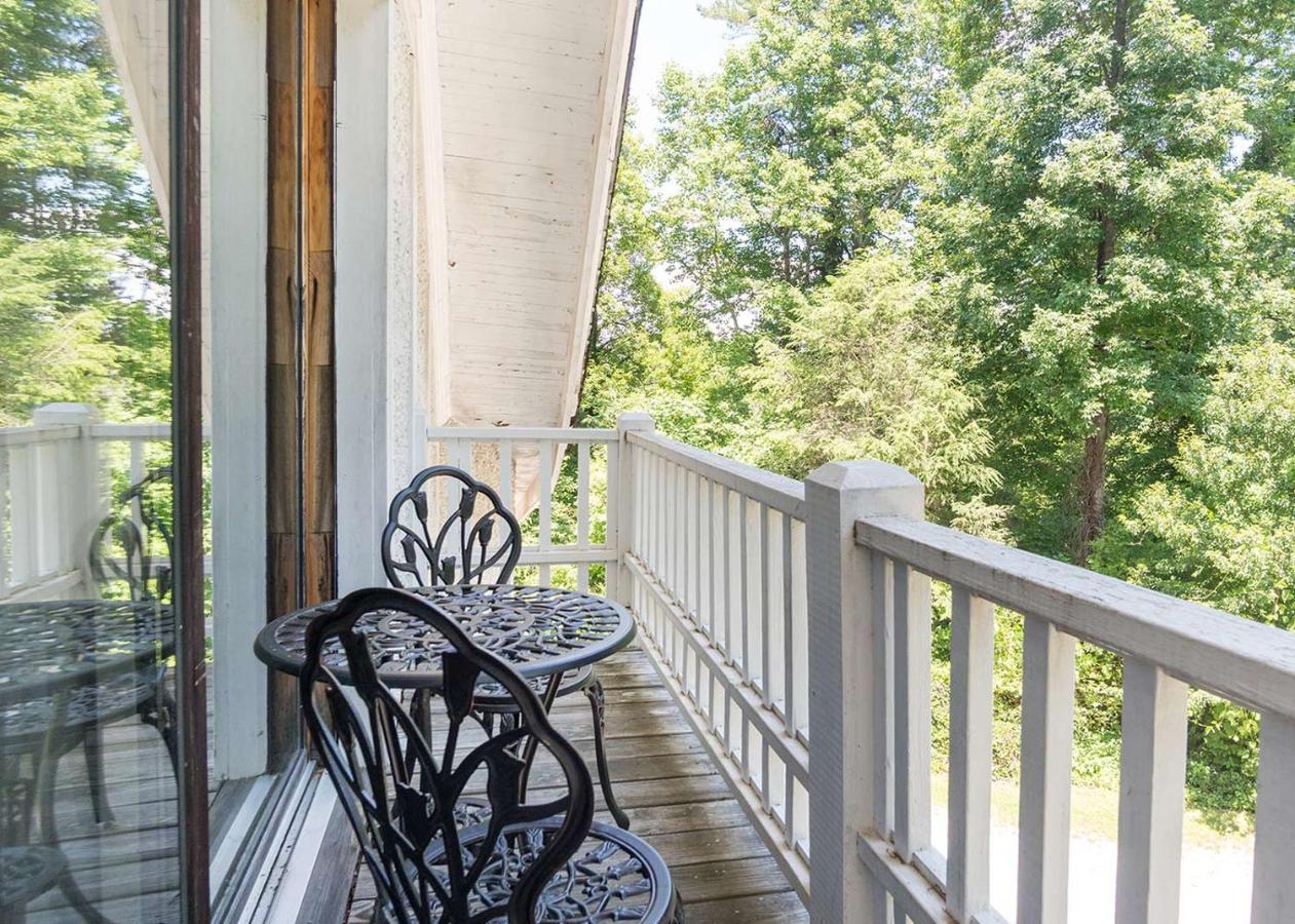 | Highland Lake Inn & Resort - Flat Rock