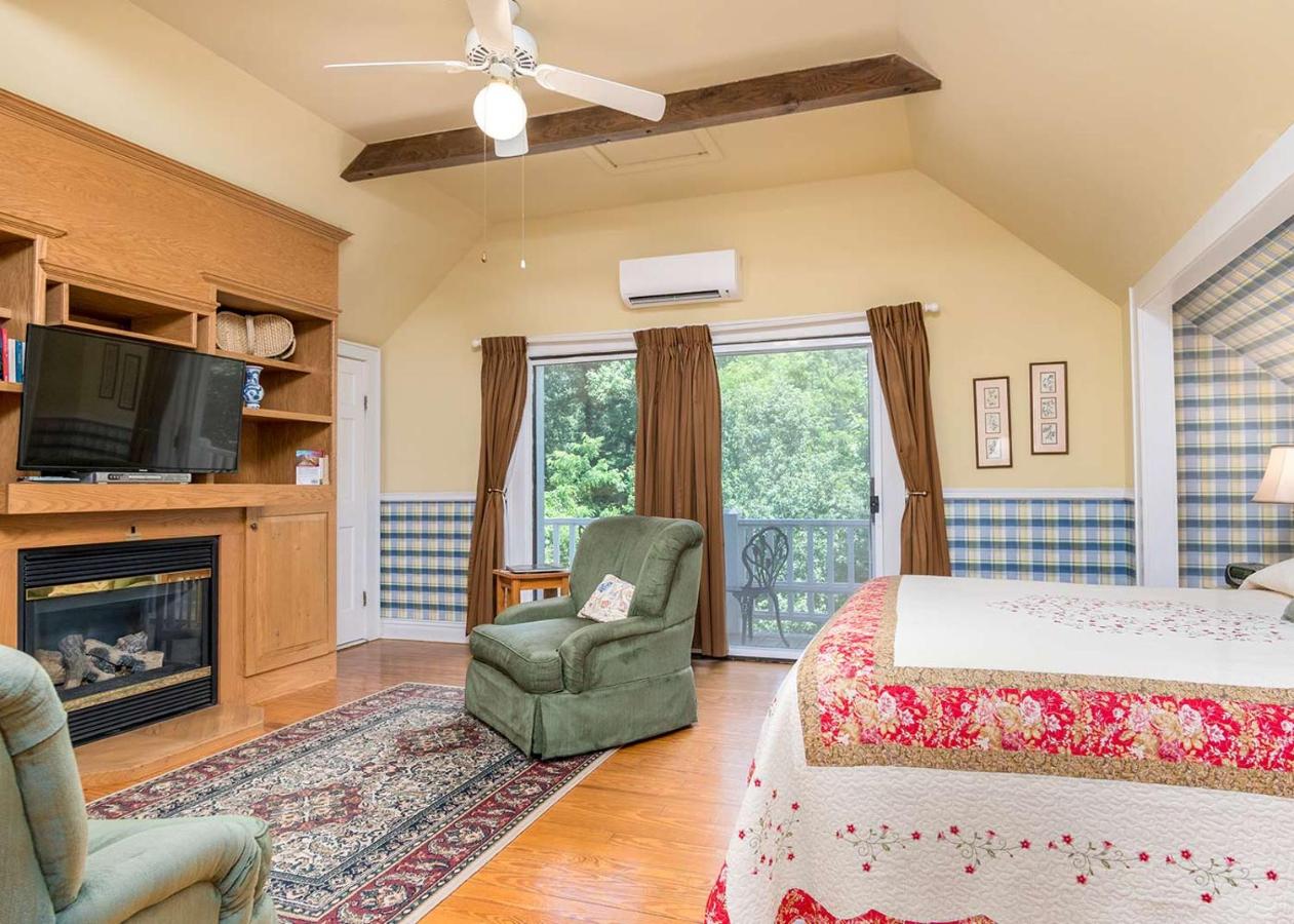 | Highland Lake Inn & Resort - Flat Rock
