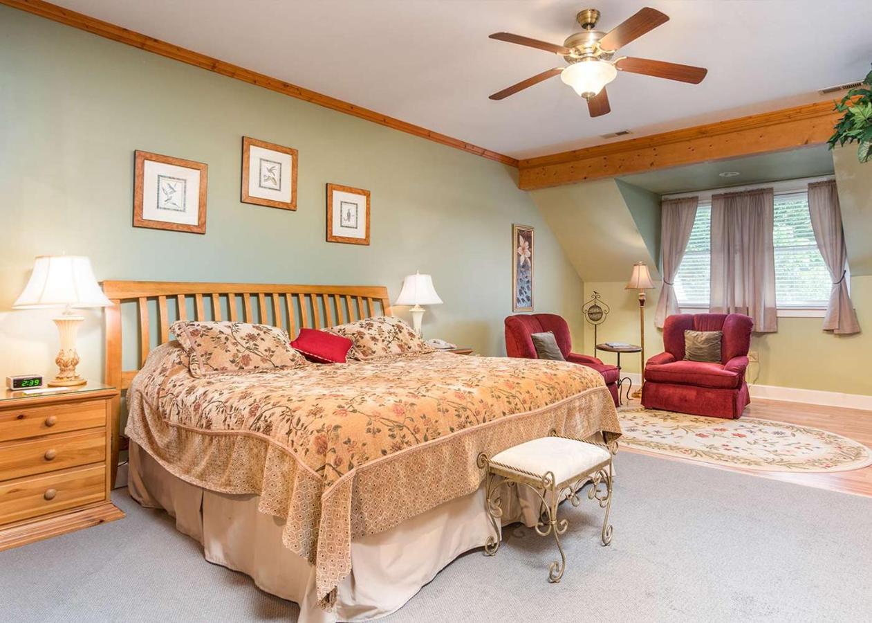 | Highland Lake Inn & Resort - Flat Rock