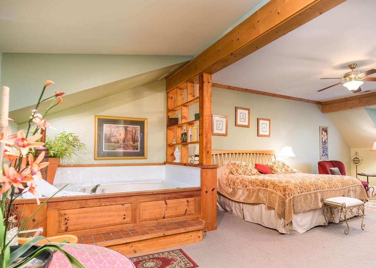 | Highland Lake Inn & Resort - Flat Rock