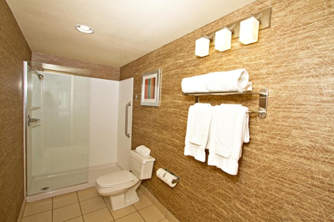 King Suite with Bath Tub - Hearing Accessible at Holiday Inn Express Port Hueneme by IHG