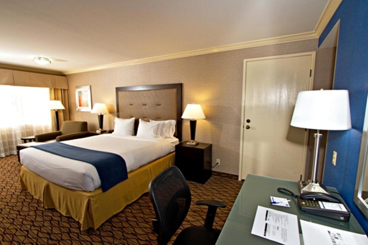 King Suite with Bath Tub - Hearing Accessible at Holiday Inn Express Port Hueneme by IHG