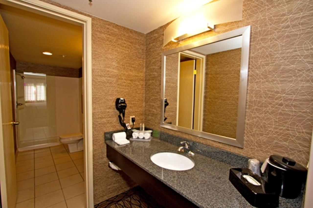 King Suite with Bath Tub - Hearing Accessible at Holiday Inn Express Port Hueneme by IHG