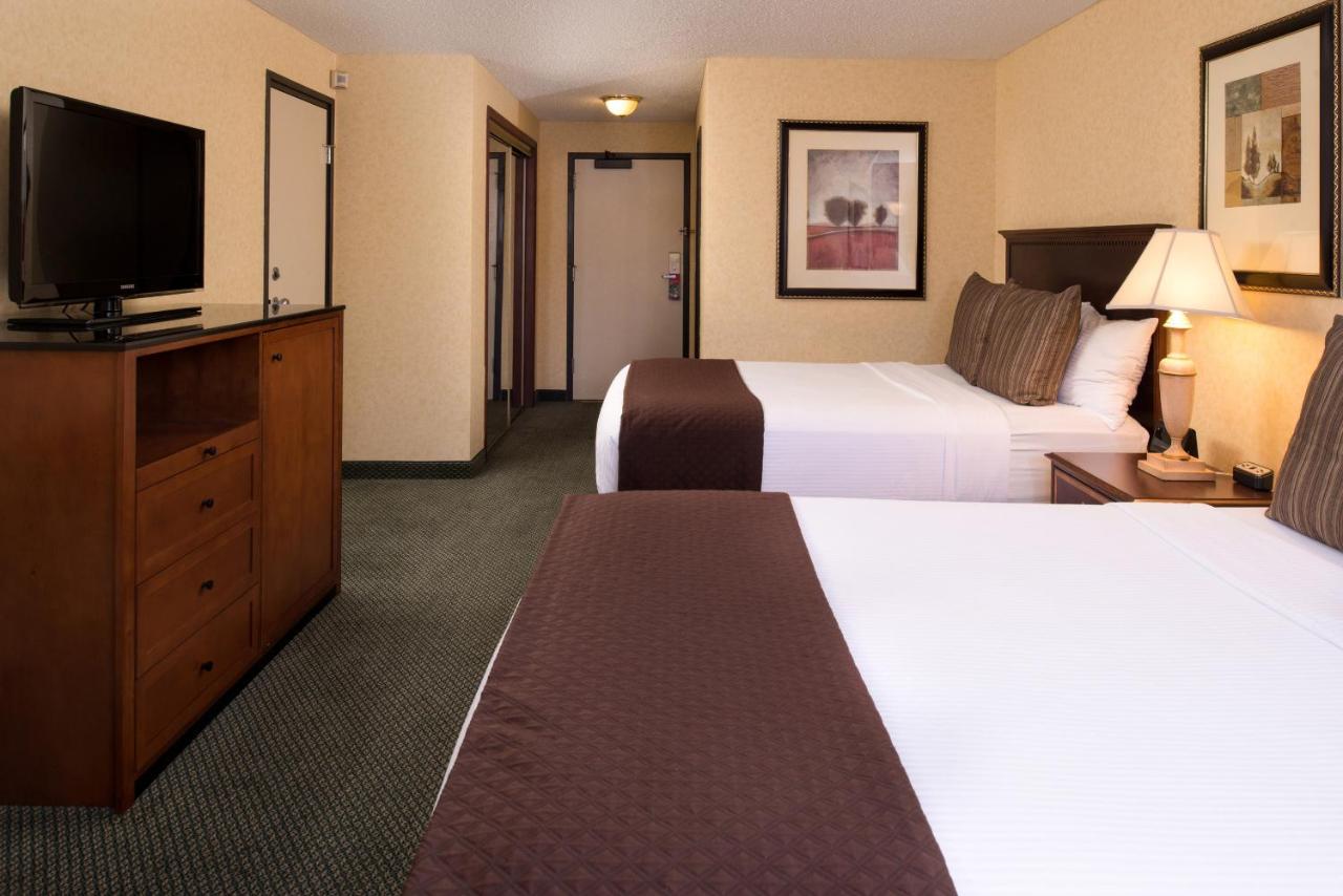 Executive Queen Room with Two Queen Beds at Red Lion Hotel Yakima Center
