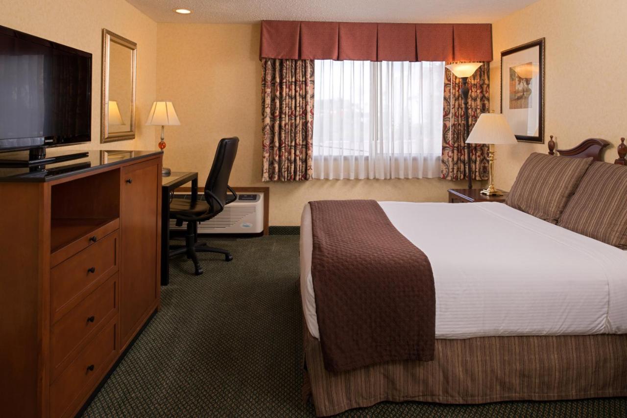 Deluxe King Room at Red Lion Hotel Yakima Center