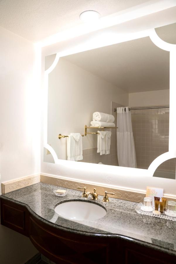 King Suite at Ayres Hotel Costa Mesa/Newport Beach