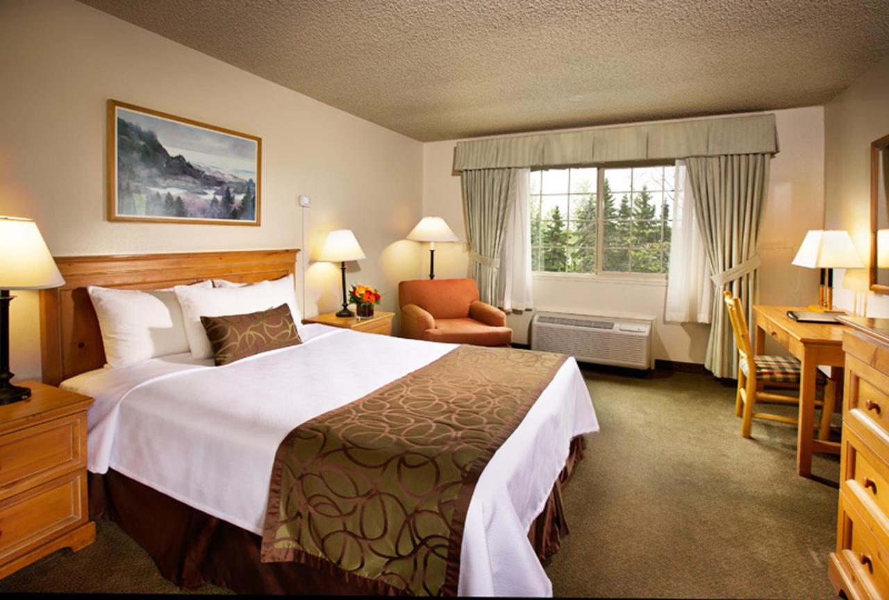 Deluxe Queen Room at Coast Inn at Lake Hood