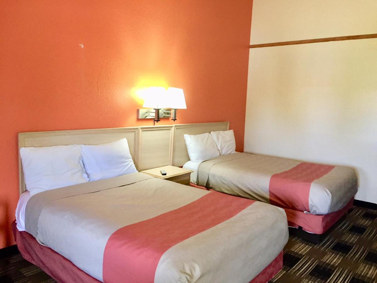 | Red Carpet Inn North Chicago