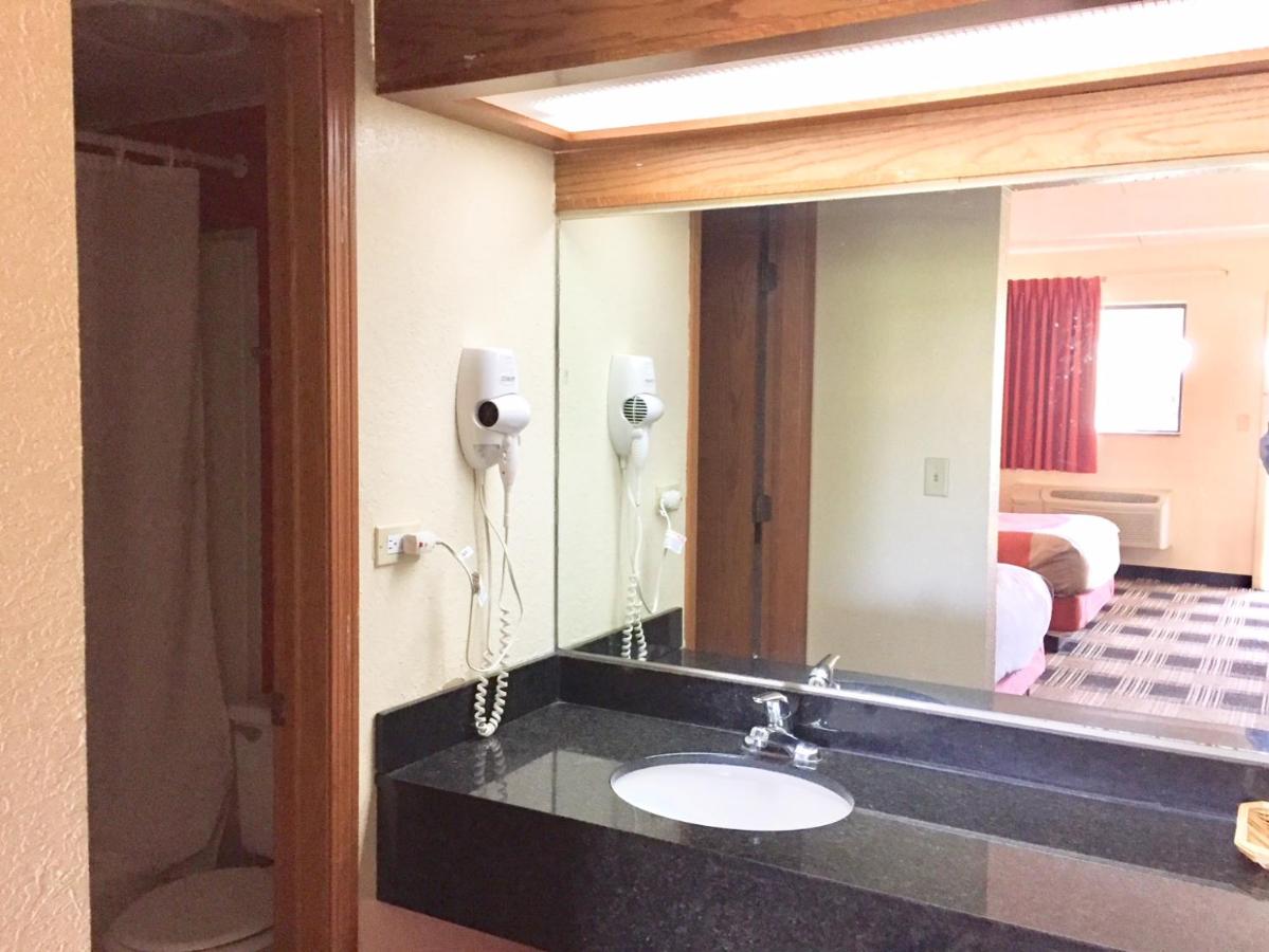 | Red Carpet Inn North Chicago