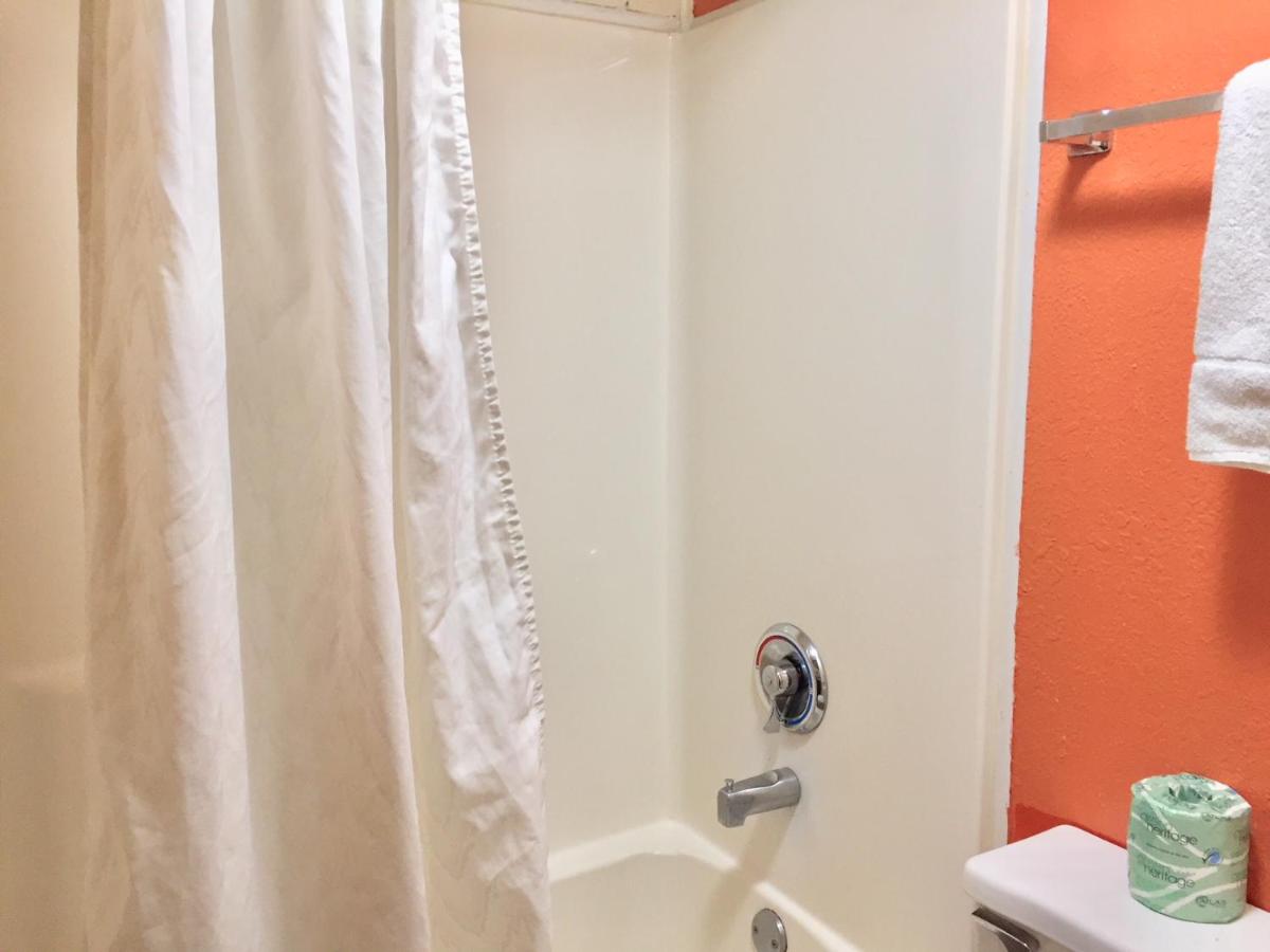 | Red Carpet Inn North Chicago
