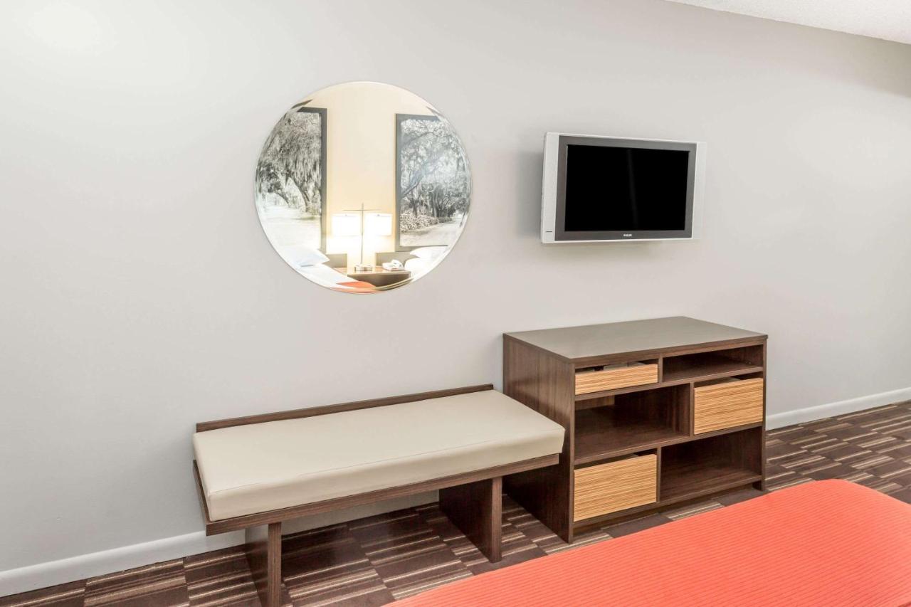 1 King Bed, Second Floor, Smoking at Super 8 by Wyndham Adel GA I-75
